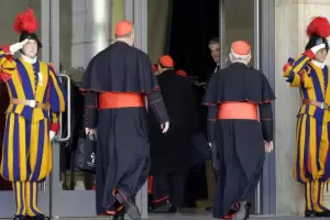 Llegan los primeros cardenales a Roma para preparar el cnclave