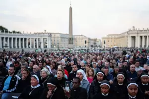 Miles de fieles participaron en un rezo del Rosario, tras la muerte de Francisco