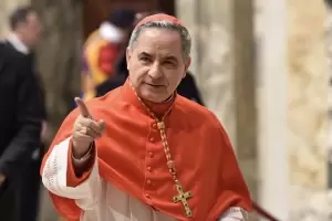 Un cardenal condenado por Francisco desafa la sancin y dice que participar del cnclave