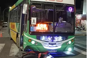 Un colectivo choc contra una moto en la Capital: hay un herido