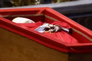 Francisco pidi no ser embalsamado: su cuerpo ser velado con tanatopraxia