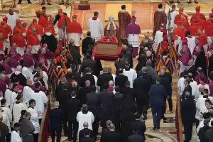 La Baslica de San Pedro recibe a una multitud de fieles que despide a Francisco