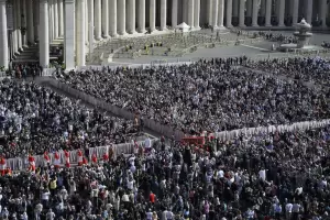 El Vaticano extendera el horario para despedir a Francisco por la masiva concurrencia