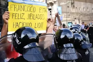 Tensin y represin en protesta de jubilados frente al Congreso