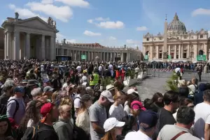 Multitudinaria despedida al Papa Francisco: ya ingresaron ms de 20 mil personas