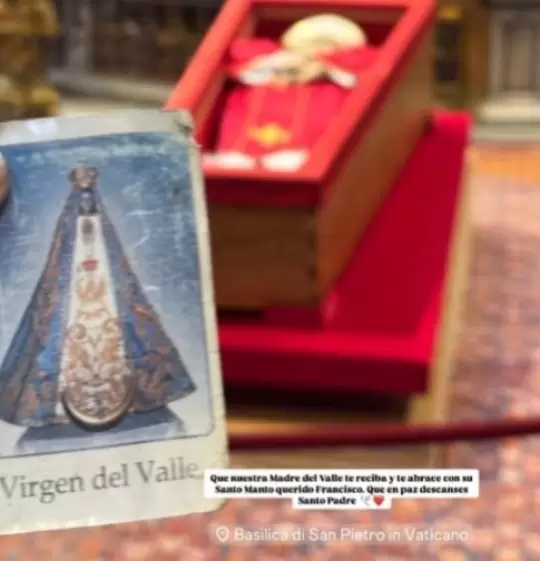 Post de la estampa de la virgen junto al féretro del Papa