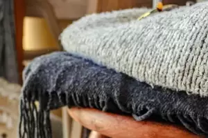 El truco infalible de una experta en moda para que no salgan pelotitas en tus prendas de lana