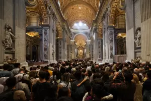 Una marea de fieles frente a Francisco: ms de 50 mil ya pasaron a despedirse