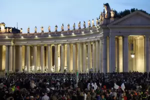 ltimo adis: termin la capilla ardiente y se cerr el fretro del Papa argentino