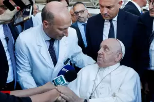 "Tena los ojos abiertos, pero no responda": el mdico del Papa relat sus ltimos minutos