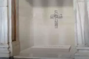 El Vaticano difundi la imgen de la tumba del Papa Francisco