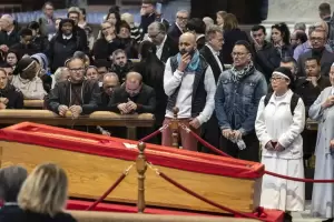 Ms de 90.000 fieles rindieron homenaje al Papa Francisco en la Baslica de San Pedro