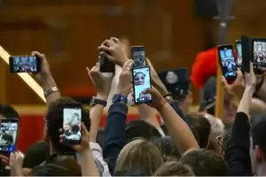 Indignacin: denuncian que fieles hacen fotografas indebidas frente al fretro del Papa