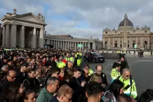 Ms de 128.000 personas ya visitaron la capilla ardiente del Papa Francisco
