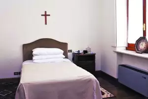 La austera habitacin donde muri el Papa: cmo era su hogar en Santa Marta