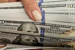 El dlar cerr la semana en baja: a cunto cotiz la divisa este viernes