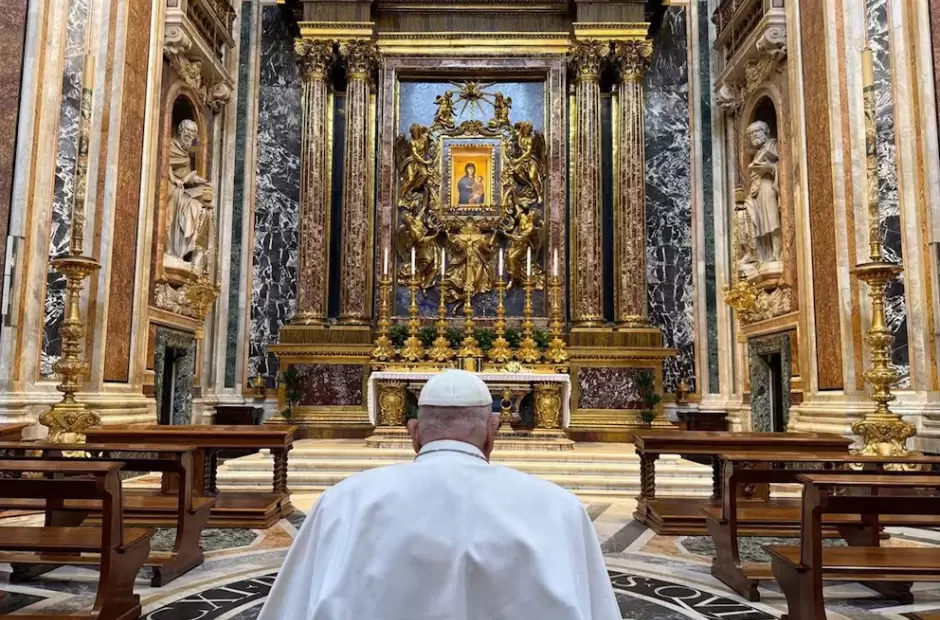 El Papa Francisco rezando en la Baslica de Santa Mara la Mayor en Roma (AFP)