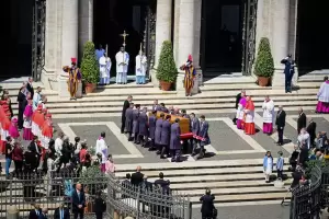 El ltimo gesto: marginados, migrantes y presos recibieron el fretro de Francisco en Santa Mara la Mayor