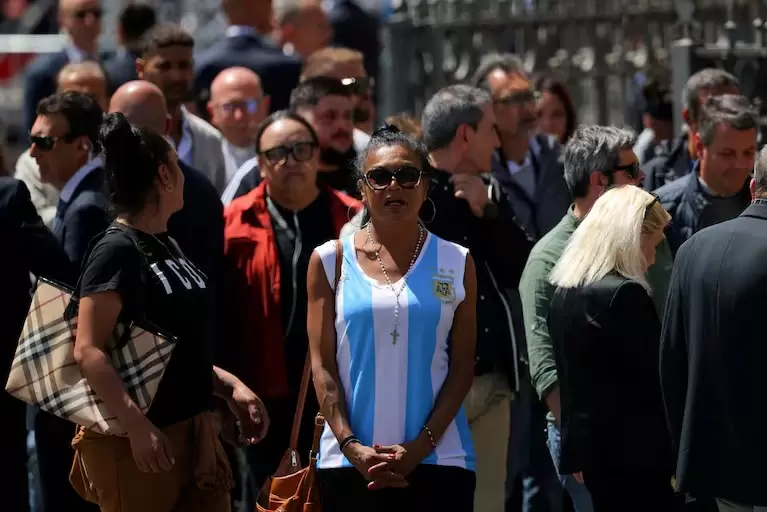 Tamara Castro, una mujer trans de Salta, con uan camiseta de la Seleccin para despedir al papa en Santa Mara la Mayor. (Foto: REUTERS/Carlos Barria)