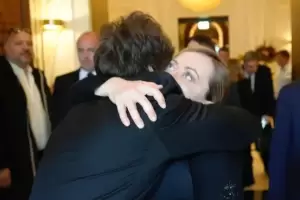 Milei y Meloni afianzan su vnculo tras el funeral del Papa Francisco