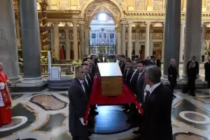 Luego de un funeral multitudinario, Francisco descansa en la baslica Santa Mara la Mayor