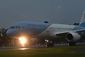 Milei regres al pas tras participar del funeral del Papa y reunirse con Meloni