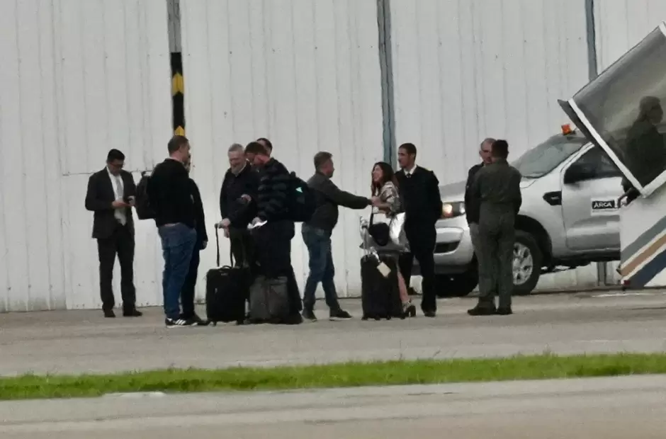 La tiktokera y CM negada de Adorni, bajando del vuelo presidencial.