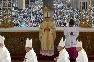 Parolin, favorito para suceder a Francisco, pidi "acoger su legado" ante una multitud