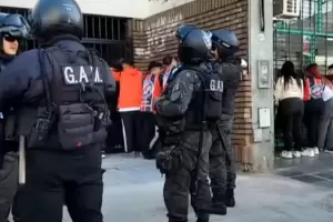 Detienen a hinchas de River con cuchillos, alcohol, droga y pirotecnia