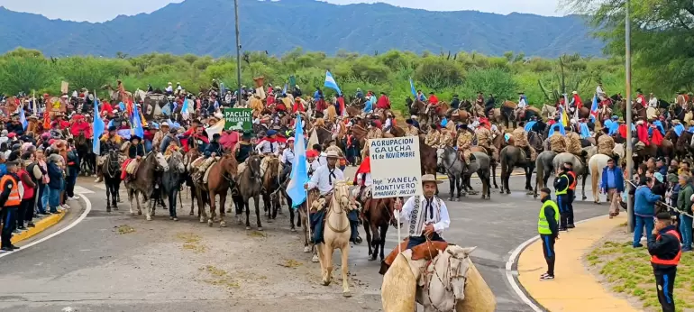 Multitudinaria y colorida cabalgata en
honor de la Virgen en el Año Jubilar