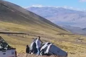 Una camioneta con turistas volc en Tinogasta