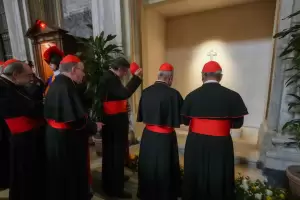 El Colegio Cardenalicio define hoy el inicio del cnclave y el futuro de Becciu