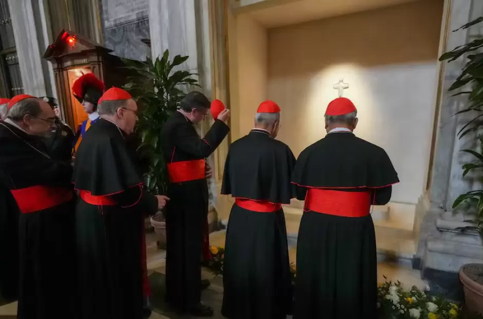 Los cardenales ayer frente a la tumba de Francisco