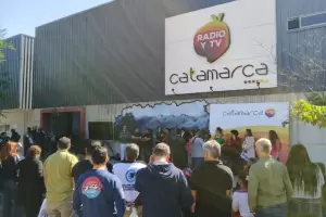 Abrazo simblico a Catamarca Radio y TV para evitar su cierre