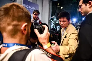 Santiago Caputo y otro gesto intimidante con un fotgrafo