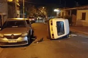 Un Fiat 147 impact contra un auto estacionado