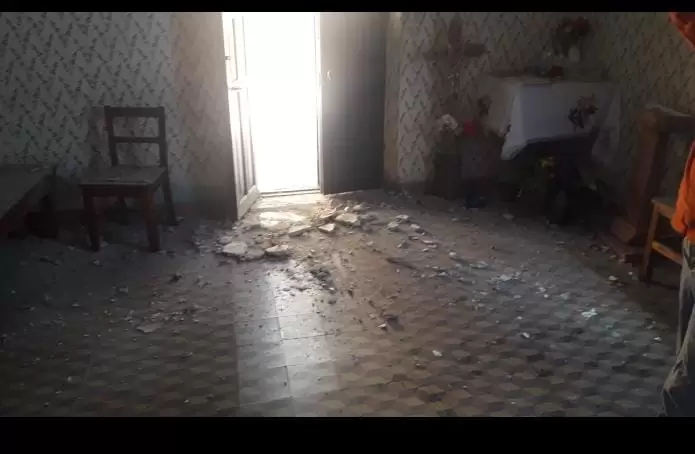 Tras el sismo se reportaron derrumbes en parroquia, viviendas y cerro de Campanas