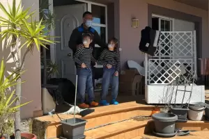 Sometan a sus hijos menores a vivir con barbijos, paales y aislados