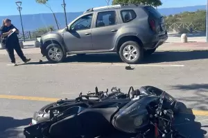 Iba en moto, cay al asfalto y lo embisti una camioneta