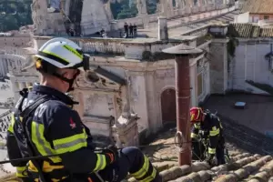 Instalaron la chimenea del cnclave y refuerzan la seguridad