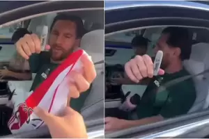 La reaccin de Messi al firmar una camiseta de River: naturalidad y respeto