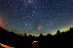 Se viene la lluvia de meteoros y una "luna de flores": Cundo verlos?