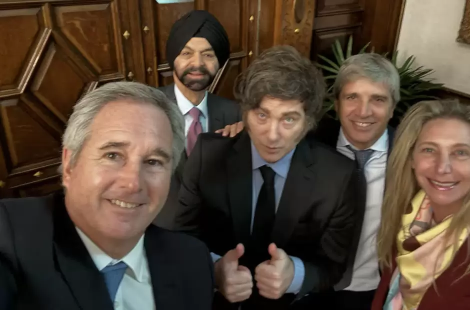 Javier Milei y Luis Caputo con el titular del Banco Mundial, Ajay Banga