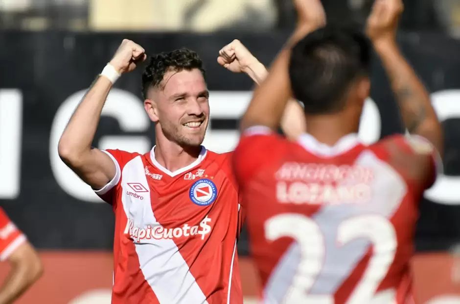 Toms Molina celebra sus goles en Argentinos