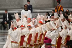 Cuenta regresiva para el cnclave: clima de campaa, gestos y tensiones en Roma