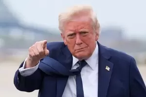 Trump amenaza con un arancel del 25% a Apple si no fabrica iPhones en EE.UU.