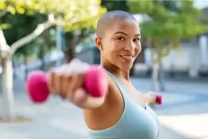 Adis brazos fofos: los 4 mejores ejercicios para fortalecer los bceps en casa