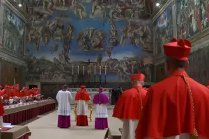 Del cardenal millennial al veterano: los extremos generacionales del cnclave