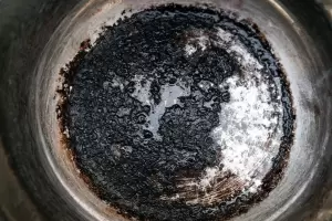 El truco para que la comida no se te quede pegada en las sartenes viejas