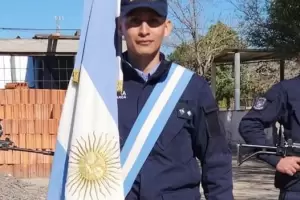 Un oficial le salv la vida a una adolescente